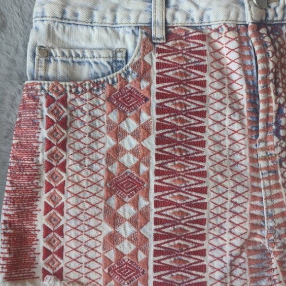 Design Lab Red Embroidered Shorts  Raw Hem - Picture 3 of 7
